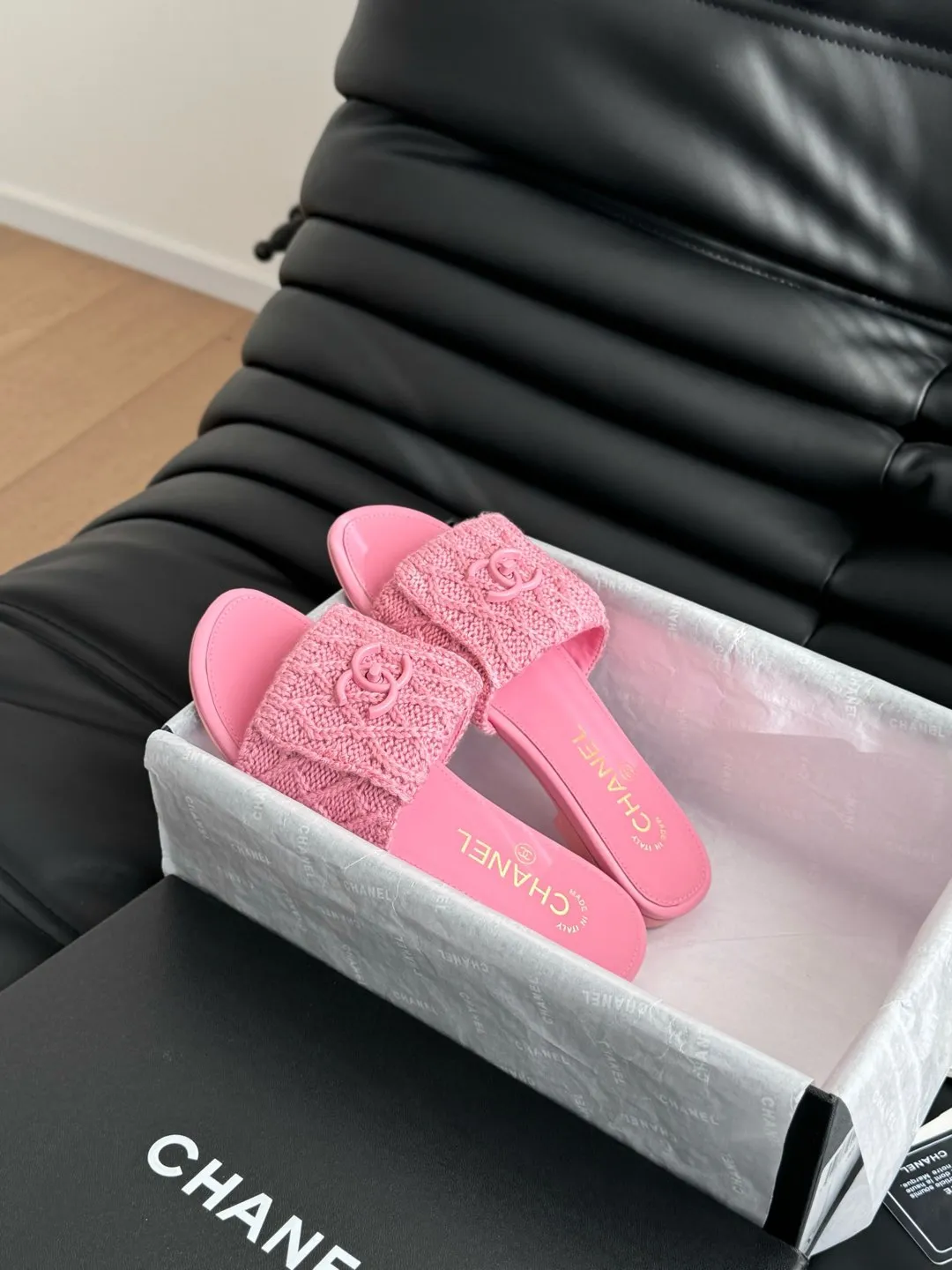 👟👟Ex-factory price 400👟👟 Chanel 25C new schoolbag buckle slippers, return of the classic schoolbag buckle design, special vintage, full of retro flavor, loafers have also grown to aesthetics, upper cowhide, lining sheepskin, original outsole Size: 35-39 40 41 42 Customized, non-refundable and non-exchangeable